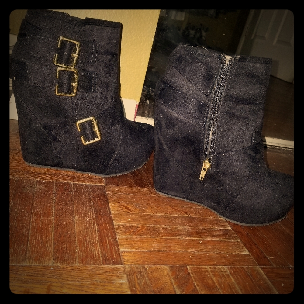Womens closed toe wedge bootie